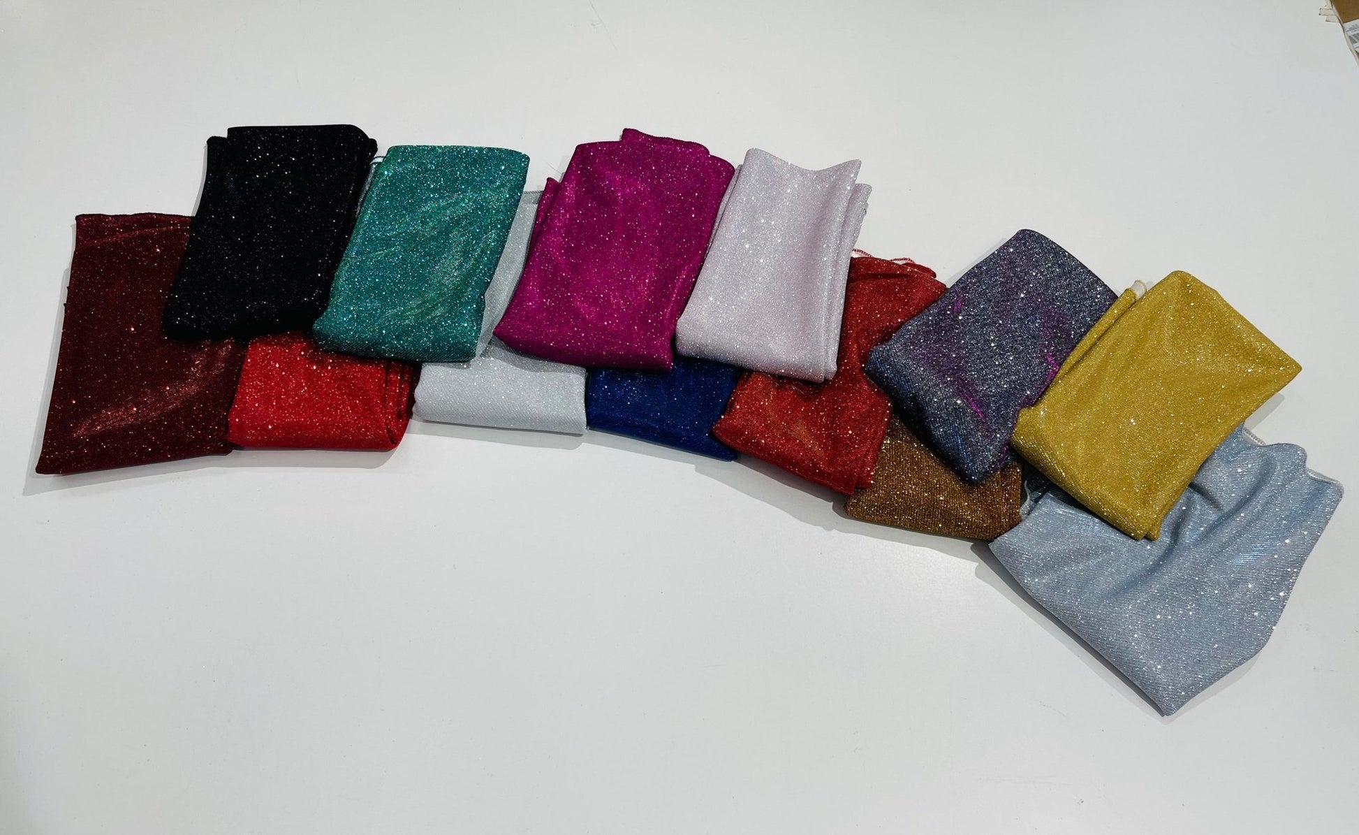 45" ROUND FULL COVERED GLITTER SHIMMER TABLECLOTH - New Creations Fabric & Foam Inc